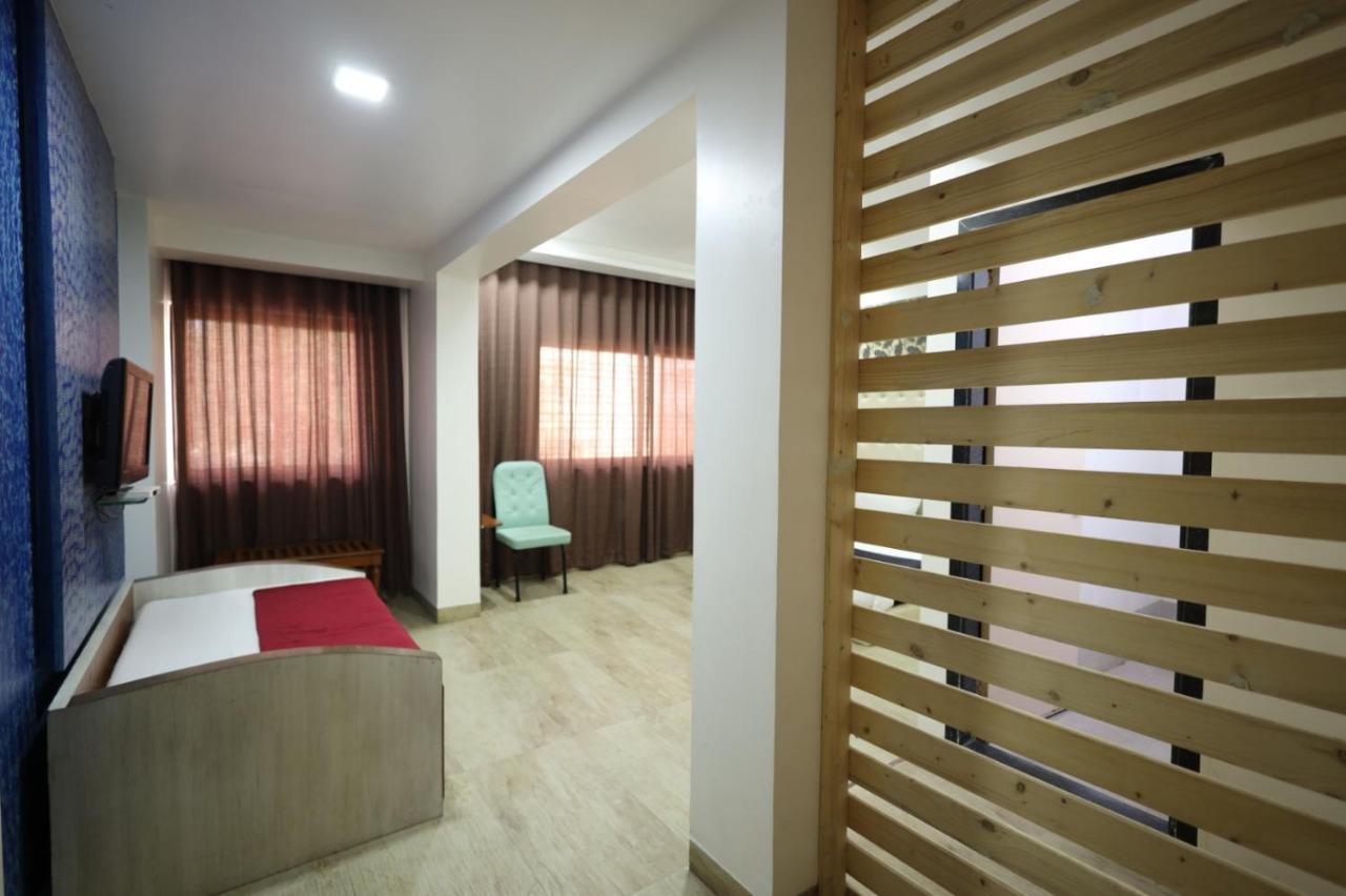 Saish Hotel Shirdi Ngoại thất bức ảnh