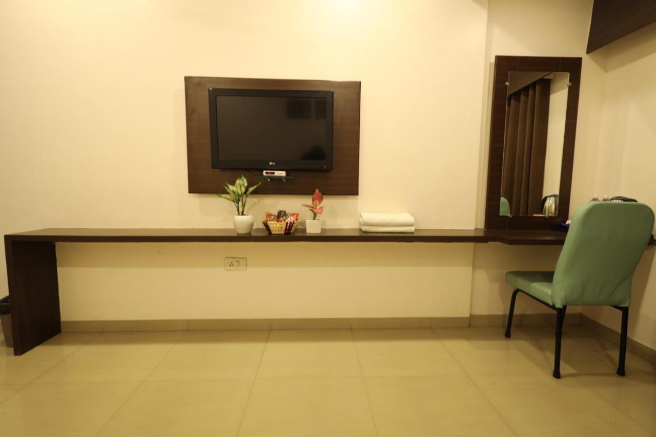 Saish Hotel Shirdi Ngoại thất bức ảnh