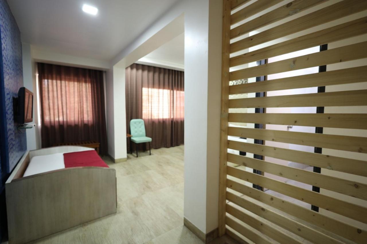 Saish Hotel Shirdi Ngoại thất bức ảnh